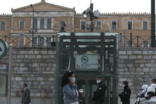 Το βλέμμα στην οικονομία ενώ οι κοινωνίες «ανοίγουν» βήμα-βήμα