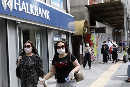 Στον αναπνευστήρα τουρισμός και λίρα