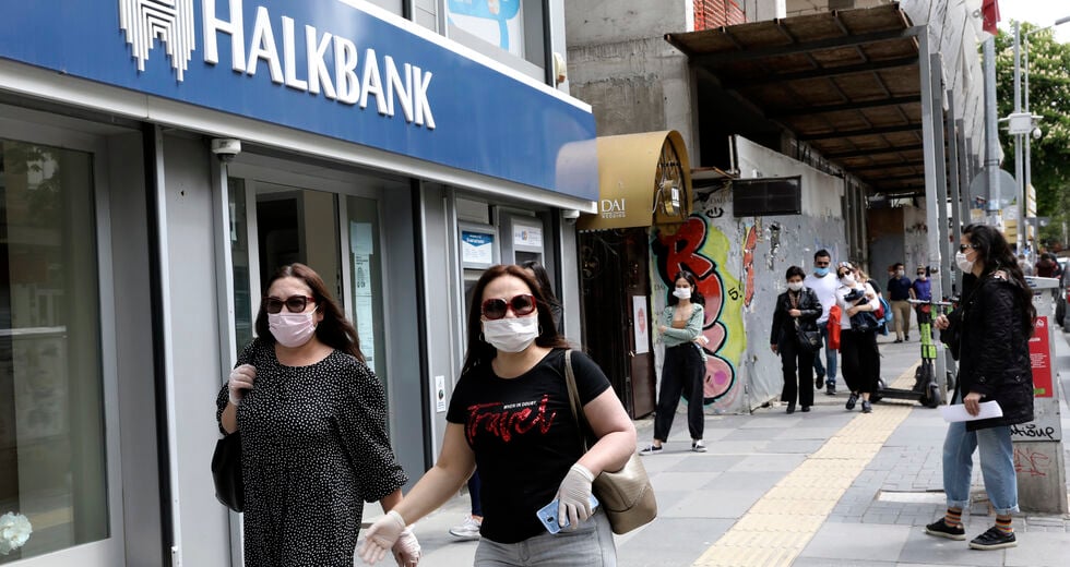 Στον αναπνευστήρα τουρισμός και λίρα