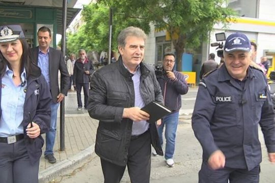 Επεκτείνουν τον φράχτη και συνιστούν… ψυχραιμία