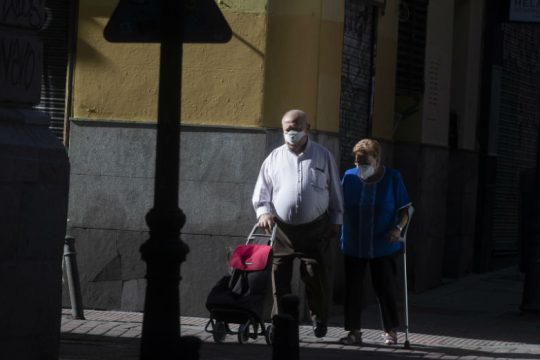 Covid-19: Ρεκόρ ημερήσιων κρουσμάτων, ανησυχία για τις φτωχές χώρες