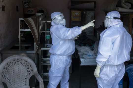 Ινδός φαρμακοποιός πέθανε από δικής του επινόησης «φάρμακο» για τον κορονοϊό