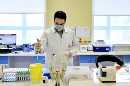 Ο κορονοϊός έχει προσβάλει 10.000 εργαζόμενους στην υγεία στο Ιράν