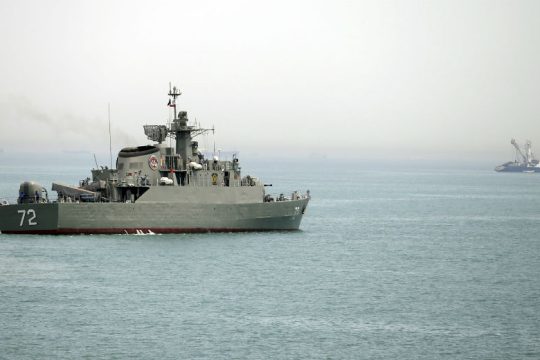Ιρανικό πλοίο χτυπήθηκε από φίλια πυρά, αρκετοί νεκροί και τραυματίες