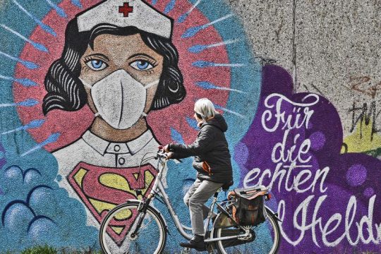 Η Ευρώπη ξεμυτίζει μετά φόβου… ιού