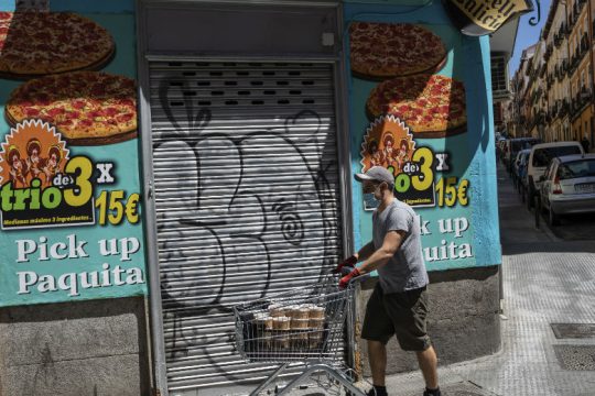Μαδρίτη και Βαρκελώνη χαλαρώνουν τα πρώτα μέτρα για την πανδημία
