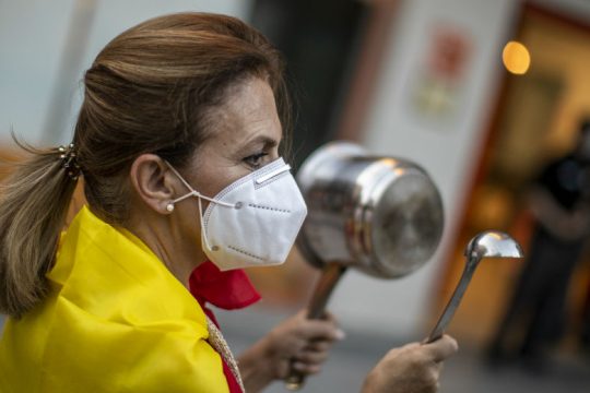 Η Ισπανία ενέκρινε ελάχιστο μηνιαίο εισόδημα για τους ασθενέστερους