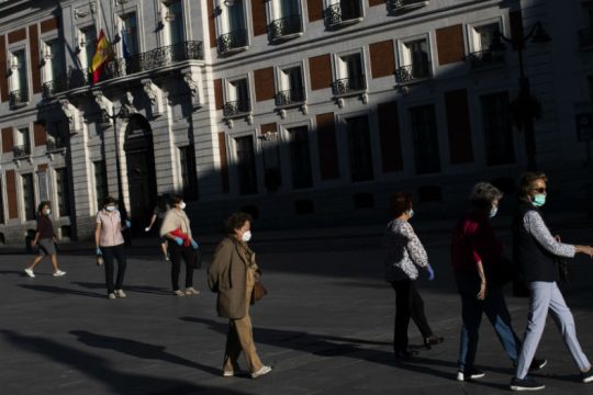 Για νέο «λουκέτο» προειδοποιεί ο ΠΟΥ, αν η μετάβαση δεν γίνει προσεκτικά