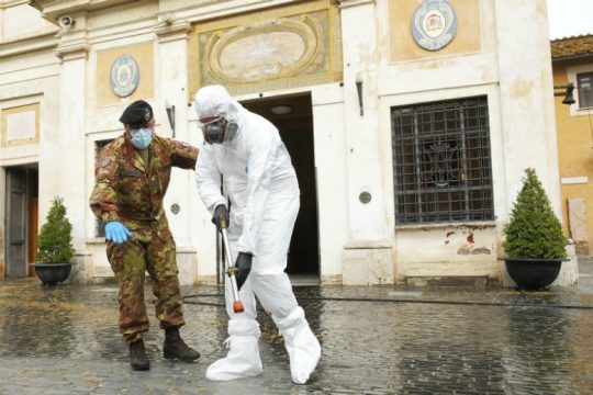 Αύξηση κρουσμάτων και νεκρών στην Ιταλία ενώ σταδιακά αίρονται τα μέτρα ασφαλείας