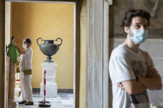 Φυλακισμένοι θα φτιάχνουν μάσκες στην Ιταλία