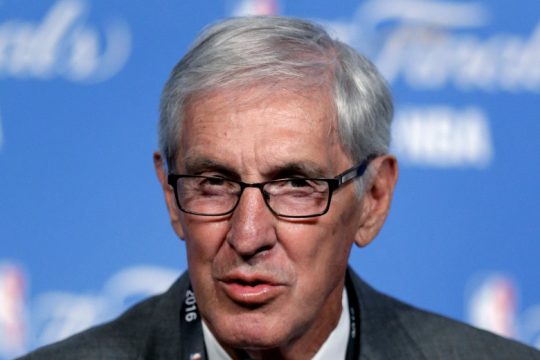 Πέθανε ο θρυλικός προπονητής του NBA και των Utah Jazz Τζέρι Σλόαν