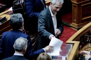 Παρωδία στη Βουλή σε ζωντανή μετάδοση