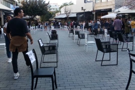 Άδειες καρέκλες και στην Κρήτη – Ζητούν στήριξη οι καταστηματάρχες
