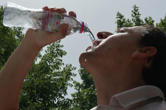 Διατηρούνται οι υψηλές θερμοκρασίες σε όλη τη χώρα
