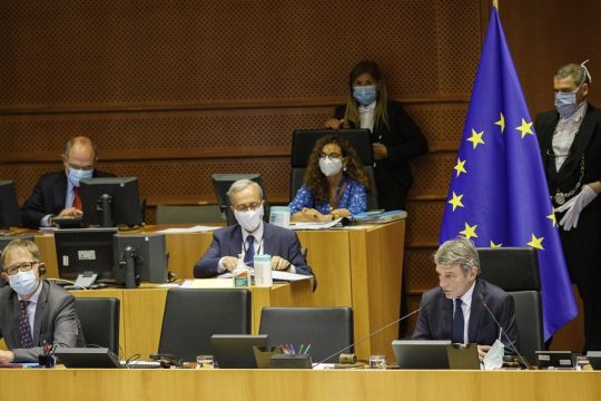 Δεσμεύσεις, παγίδες και… ελληνικά ερωτήματα για το σχέδιο της Κομισιόν