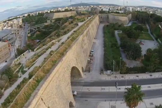 Ηράκλειο: Δεν τα κατάφερε η 14χρονη που είχε πέσει από τα Τείχη πριν 3 μήνες