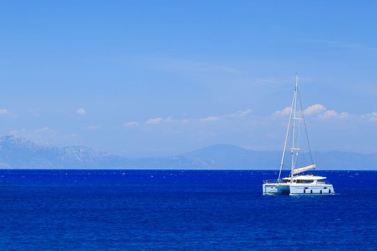 Αναστολή αύξησης ΦΠΑ στις ναυλώσεις επαγγελματικών σκαφών αναψυχής
