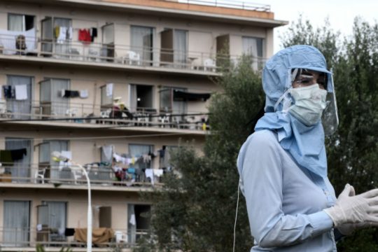 Διακρίσεις αντί για μέτρα προστασίας των προσφύγων από τον κορονοϊό διαπιστώνει έρευνα