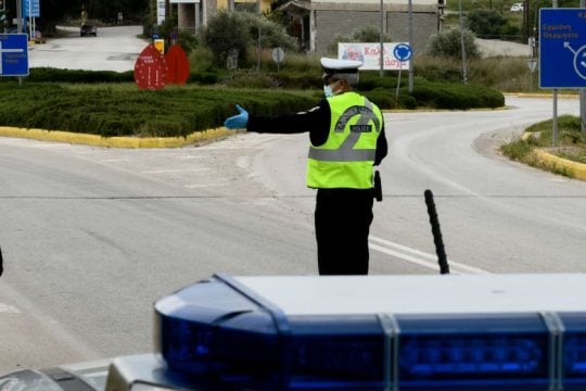 Πορεία μεταναστών από τη δομή στο Πόρτο Χέλι που μπήκε πάλι σε καραντίνα 