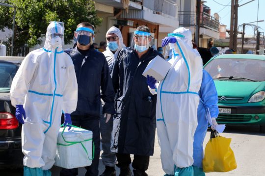 Επιχείρηση στον οικισμό Ρομά Νέας Σμύρνης Λάρισας μετά τα κρούσματα κορονοϊού