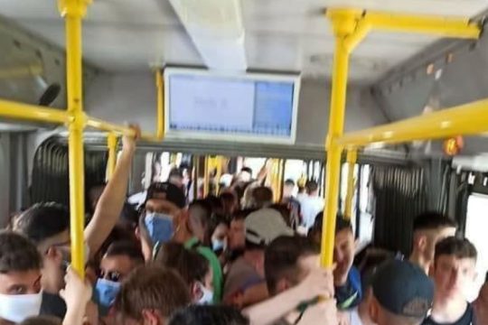 Οι αποστάσεις ασφαλείας (δεν) πάνε… παραλία