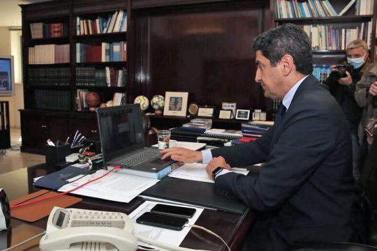 «Δεν θα διακοπεί για ένα κρούσμα»