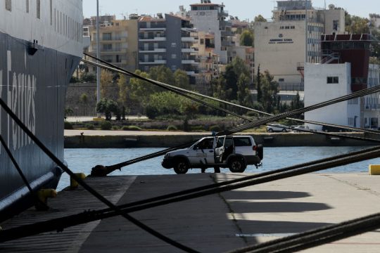 Σώοι βγήκαν δύο νέοι από ΙΧ που έπεσε στο λιμάνι του Πειραιά