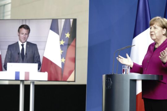 Reuters: Η απόφαση του Συνταγματικού Δικαστηρίου καταλύτης για τη συμφωνία Μέρκελ-Μακρόν