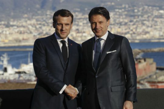 Ο κορονοϊός «χτύπησε» και τη δημοτικότητα των ηγετών