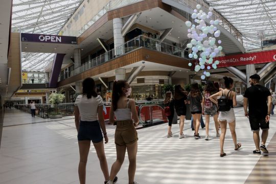 Λίγος κόσμος στο άνοιγμα των malls