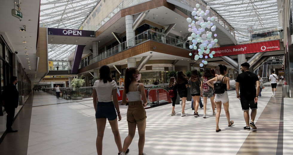 Λίγος κόσμος στο άνοιγμα των malls