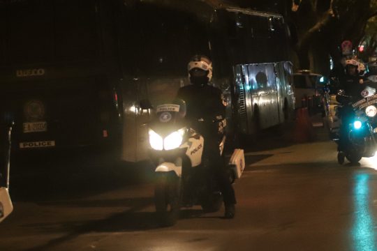 Η… κορονοκαταστολή πάει Θεσσαλονίκη: Επίθεση των ΜΑΤ στην πλατεία Καλλιθέας