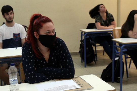 Επιστροφή στα θρανία με μάσκες, αντισηπτικά και… στο βάθος κάμερες