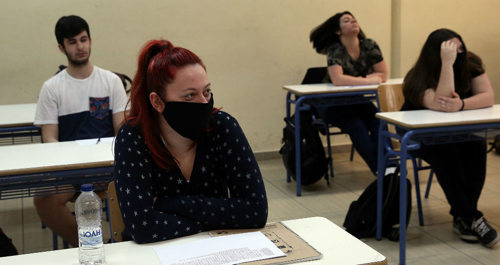 Επιστροφή στα θρανία με μάσκες, αντισηπτικά και… στο βάθος κάμερες