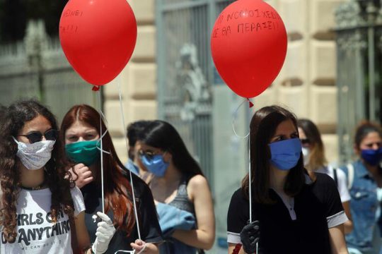 Mε μάσκες και μπαλόνια κατά του «μαθήματος-τηλεSHOW»