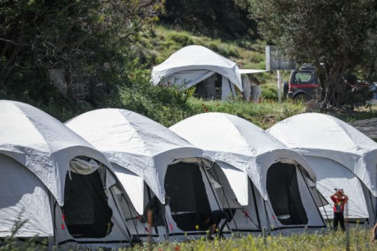Τέσσερα επιβεβαιωμένα κρούσματα σε πρόχειρη δομή προσφύγων στη Λέσβο