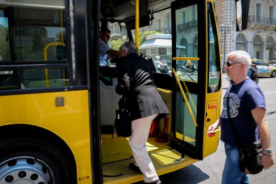 Φθηνότερα τα εισιτήρια στα ΜΜΜ ώς τον Οκτώβριο