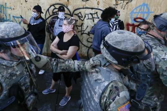 «Βράζουν» οι ΗΠΑ – Σφίγγει ο κλοιός για τους διαδηλωτές