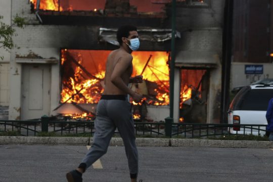 Στις φλόγες η Μινεάπολις, ένας νεκρός στις κινητοποιήσεις