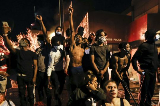 Διχάζει τις ΗΠΑ ο ρατσισμός και η αστυνομική βία