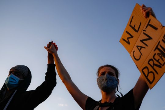 Τραυματίες από πυροβολισμούς σε διαδήλωση κατά της αστυνομικής βίας στο Κεντάκι