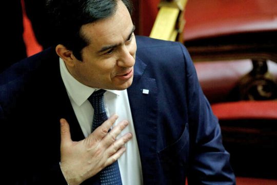 «Χρυσώνει το χάπι», αλλά επιμένει για μετακλητούς και μυστικά κονδύλια