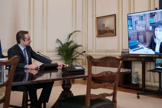 O K. Μητσοτάκης ενημερώνει την K. Σακελλαροπούλου για την πανδημία