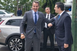Η συνάντηση του πρωθυπουργού με τον περιφερειάρχη… αλλιώς