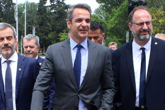Συνάντηση Μητσοτάκη-Ζέρβα εν μέσω διαμαρτυρίας για απολύσεις στο δήμο Θεσσαλονίκης