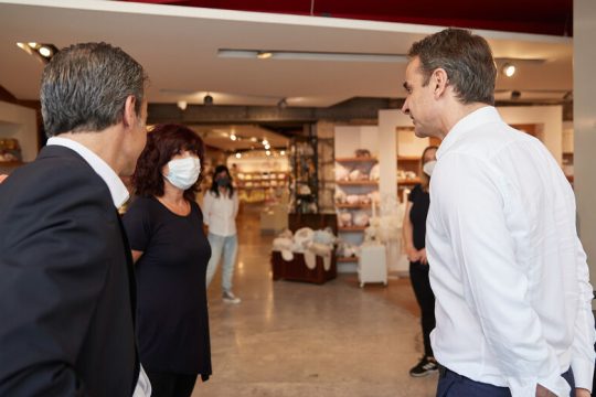 Ακουσε για τις δυσκολίες των καταστημάτων
