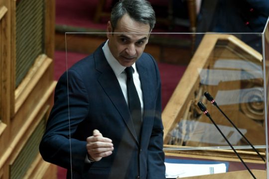 Η μπάλα στην εξέδρα από τη Ν.Δ.