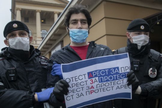 Συνελήφθησαν Ρώσοι βουλευτές που έκαναν πικετοφορία υπέρ δημοσιογράφου
