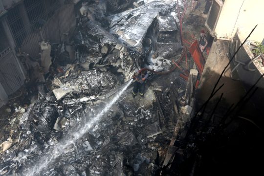 Σύγχυση με τις πληροφορίες για επιζήσαντες από τη συντριβή του αεροπλάνου στο Πακιστάν