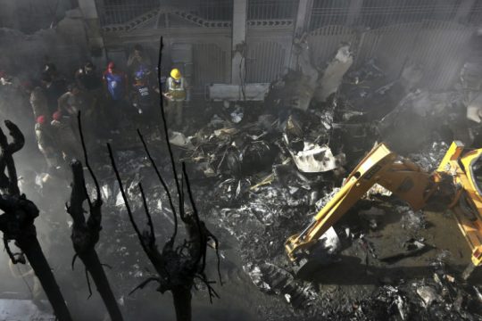 Εκατόμβη νεκρών από τη συντριβή Airbus στο Πακιστάν